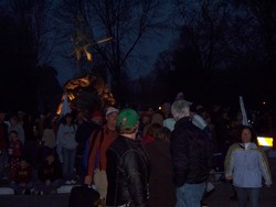 夜明け前から集まってきた見物客