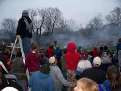 人垣の向こうで模擬戦闘が繰り広げられる